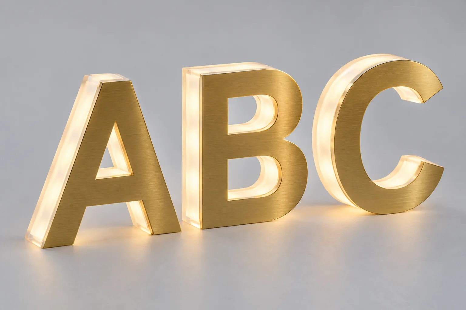 Lettres lumineuses en laiton et plexiglass