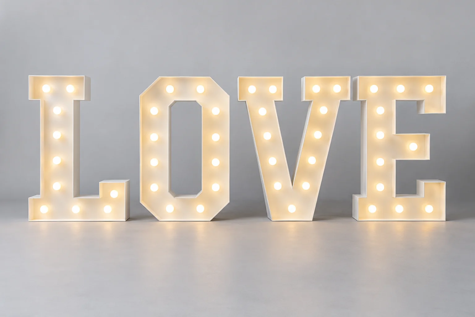 Lettres LOVE géantes avec ampoules