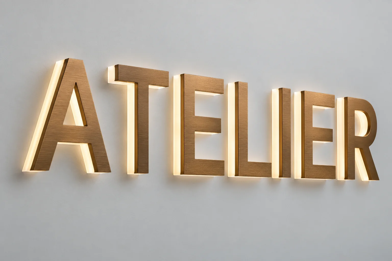 Lettres dibond bronze satiné + méthacrylate illuminé
