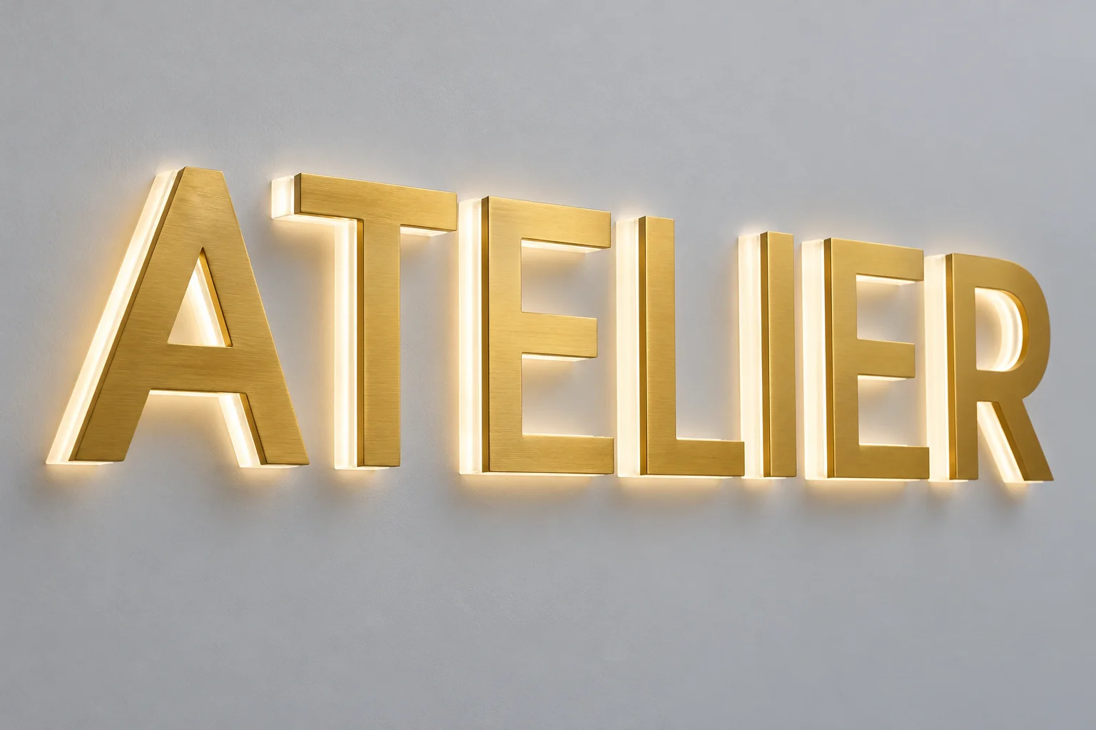 Lettres dibond satin or + méthacrylate illuminé