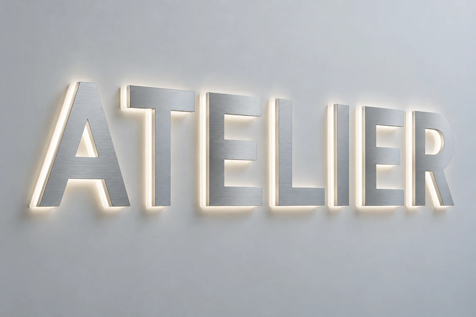Lettres dibond argent satiné + méthacrylate illuminé