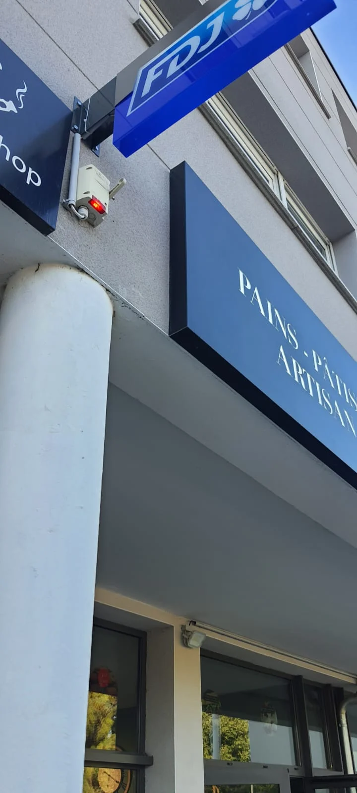Microperfore vitrine panneau alu boulangerie caisson lumineux