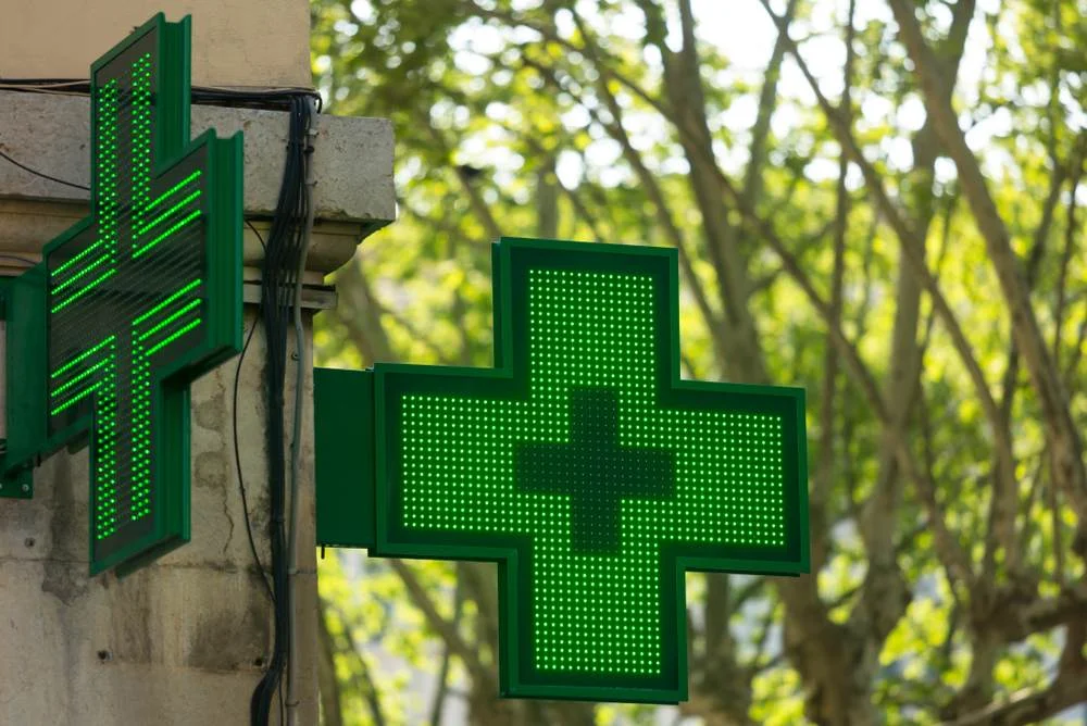 Caisson lumineux eenseigne magasincroix de pharmacie