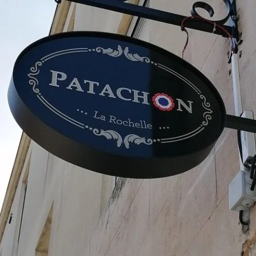 Enseigne drapeau ajouree ovale