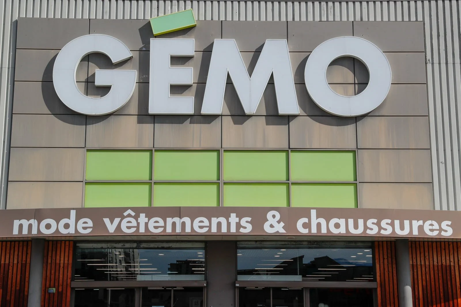 Enseigne lumineuse eclairee gemo