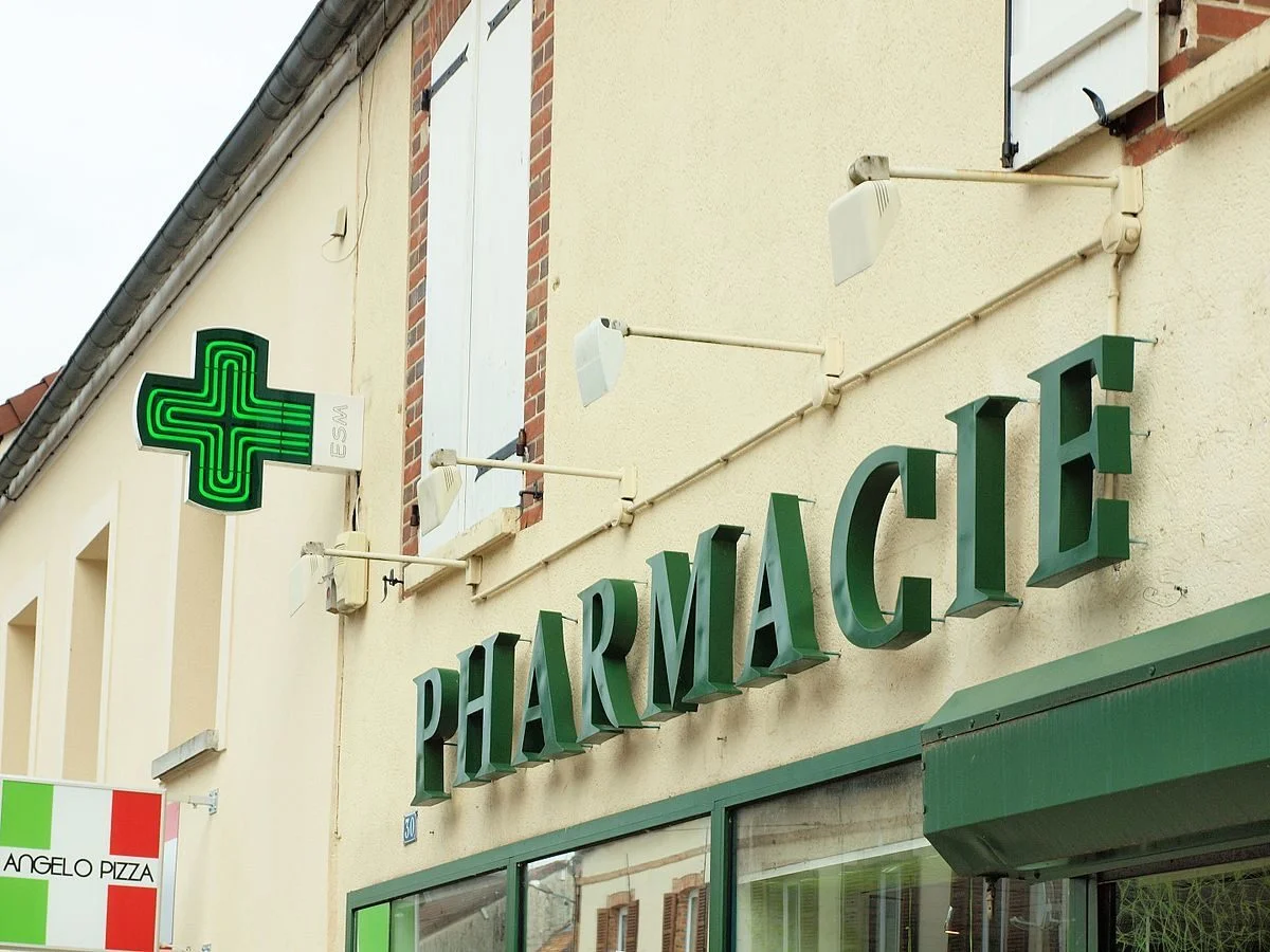 Enseigne de magasin pharmacie lettrage