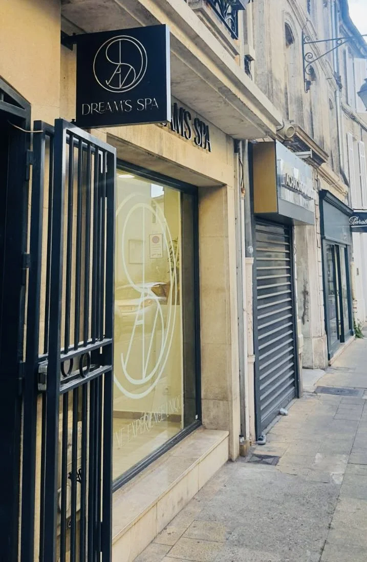 Enseigne lettres decoupees et adhesifs drapeau