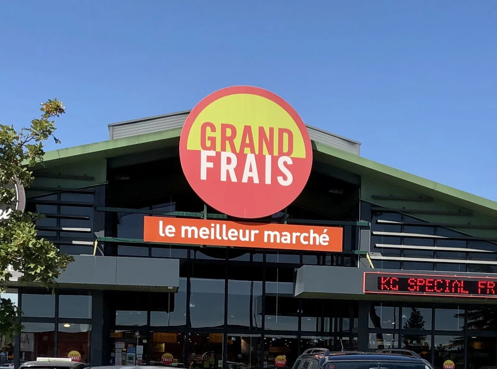 Enseigne lettres decoupees et adhesifs lettrage caisson