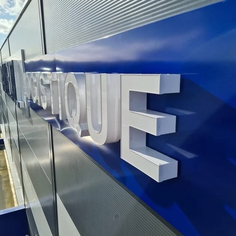 Enseigne lettres decoupees blanches