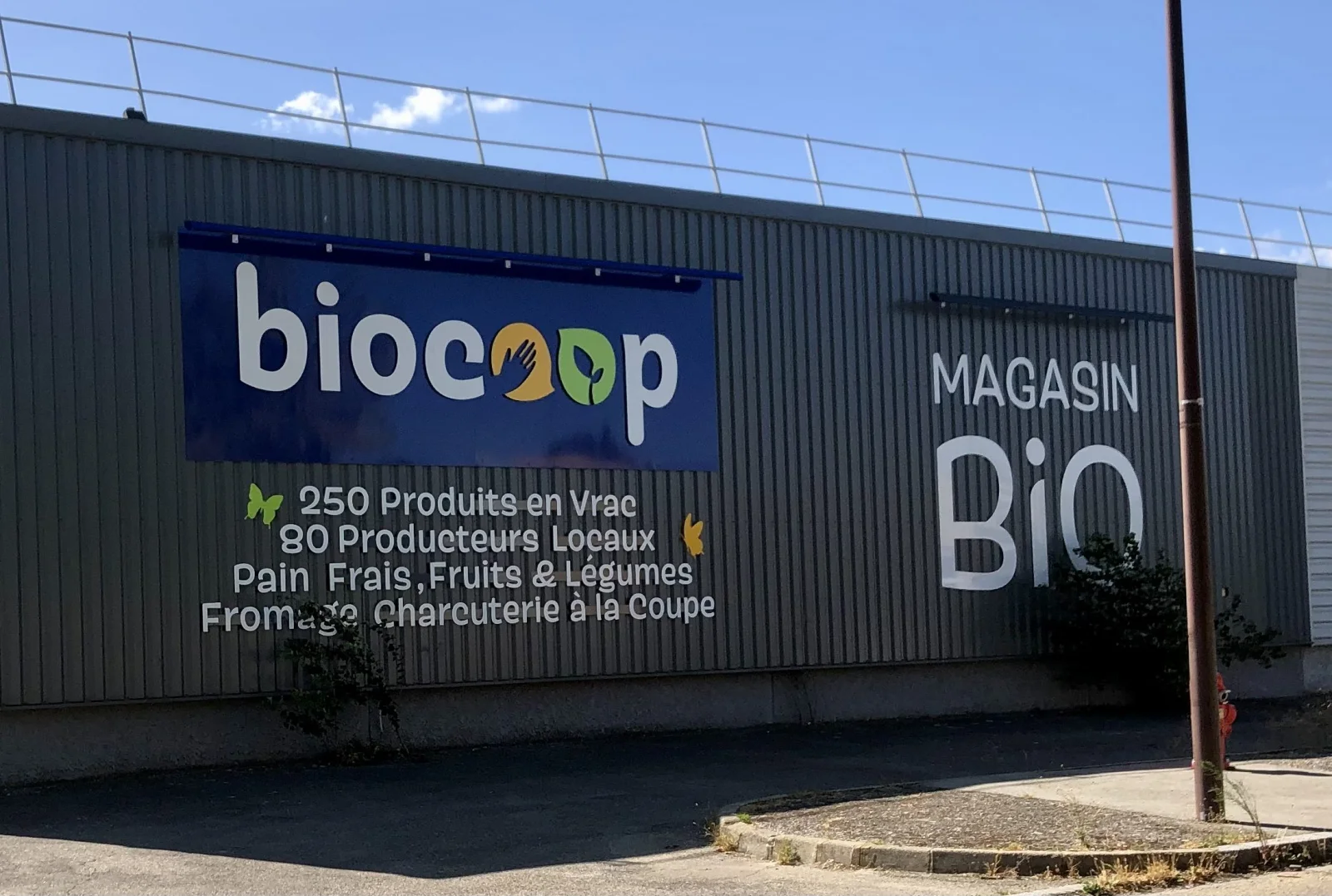 Enseigne lettres decoupees et adhesifs lettrage biocoop