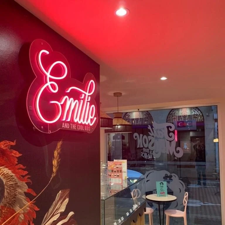 Enseigne lettres decoupees neon