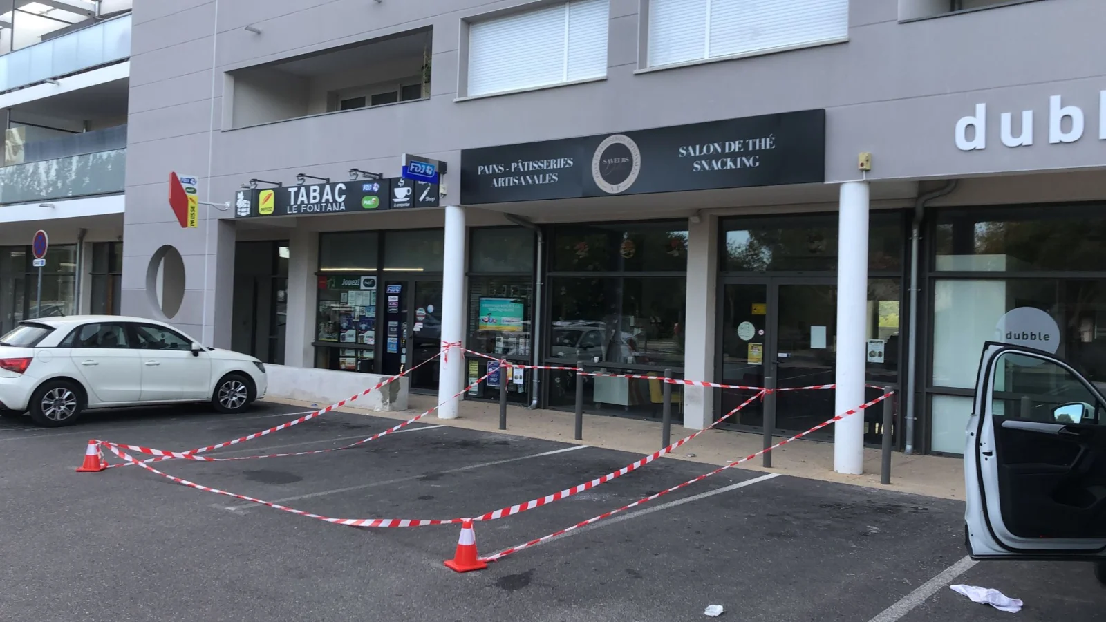 Microperfore vitrine panneau alu boulangerie pose