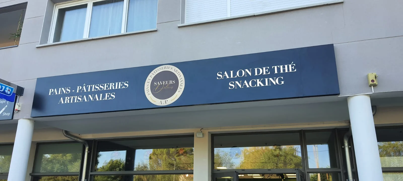 Microperfore vitrine panneau alu boulangerie
