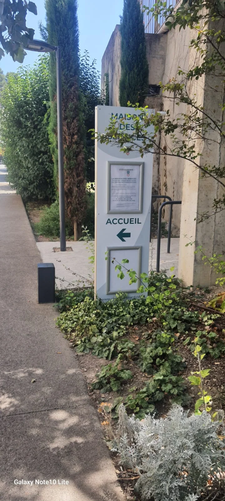Enseigne eclairee totem